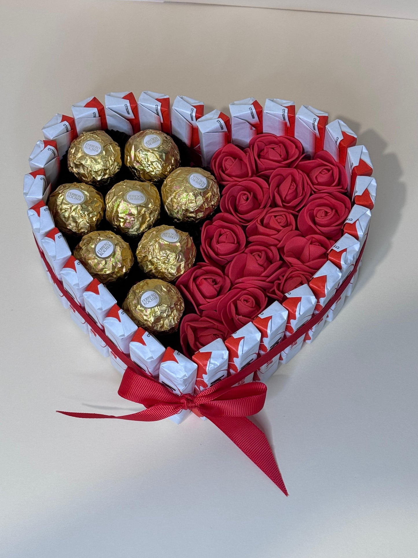 Tarta corazón ferrero y flores